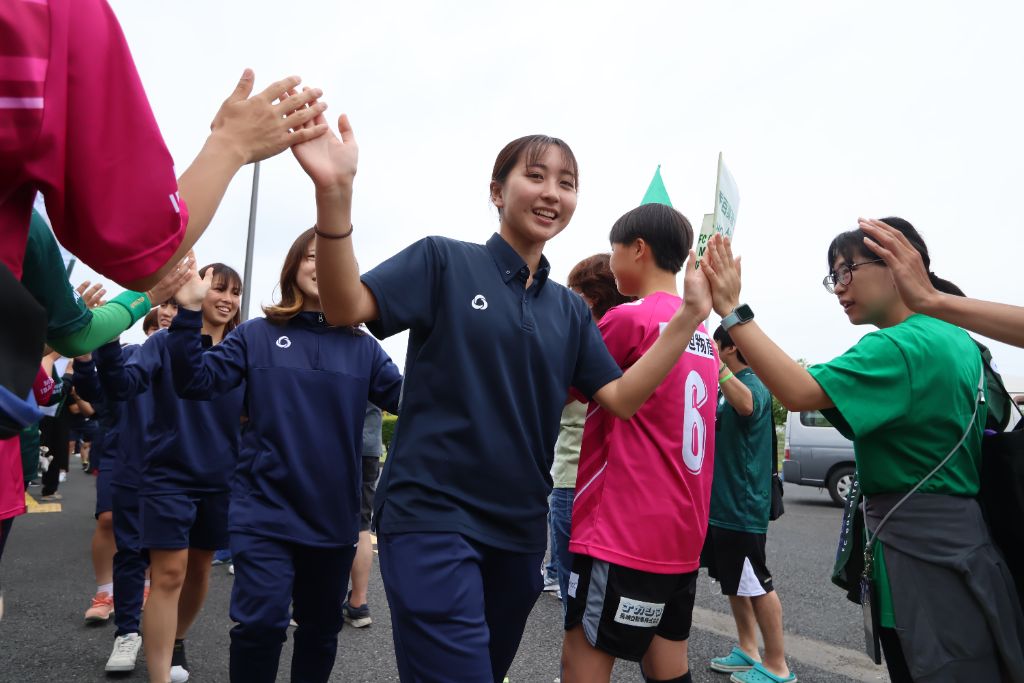 選手とファンのハイタッチ